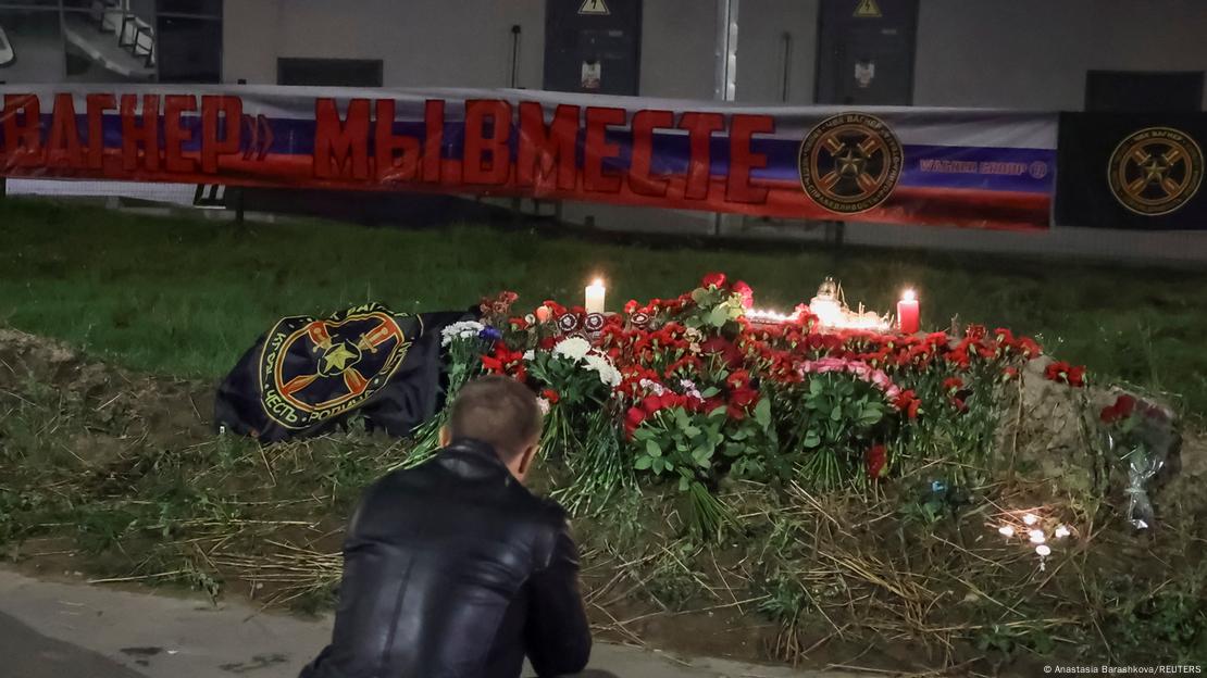 Офисът на "Вагнер" в Санкт Петербург: полагат цветя в памет на Евгений Пригожин след съобщенията за смъртта му в самолетна катастрофа