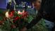 Υποστηρικτές του Πριγκόζιν εναποθέτουν λουλούδια 