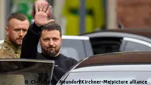 Verleihung des Internationalen Karlspreises zu Aachen an Wolodymyr Selenskyj und das ukrainische Volk, Präsident Wolodymyr Selenskyj steigt in ein Regierungsfahrzeug ein und grüßt,
