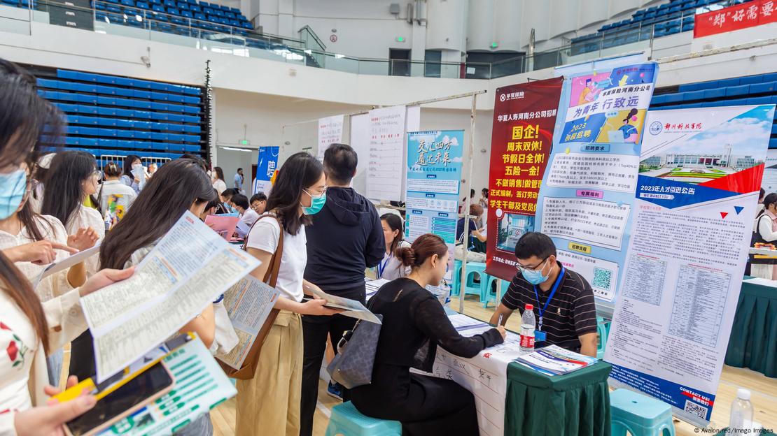 Estudiantes chinos buscan oportunidades de trabajo en una feria de empleo.