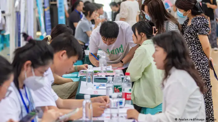 根據中國官方數據，6月的青年（16歲至24歲）失業率為21.3%。而自8月起，中國全國青年人等分年齡段的城鎮調查失業率停止發布。圖為鄭州一場就業博覽會。（資料照）