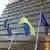 Bruksela, flagi UE i Ukrainy przed budynkiem siedziby UE