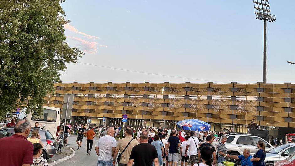 Pred stadionom