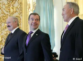 三个发起国的总统（年左起）卢卡申科、梅德韦杰夫和纳萨尔巴耶夫