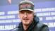 Sean Penn mit einem Kopfhörer und einer Cap, auf der "KillerTacos" steht, vor einem Mikrofon. Sean Penn mit einem Kopfhörer und einer Cap, auf der "KillerTacos" steht, vor einem Mikrofon.