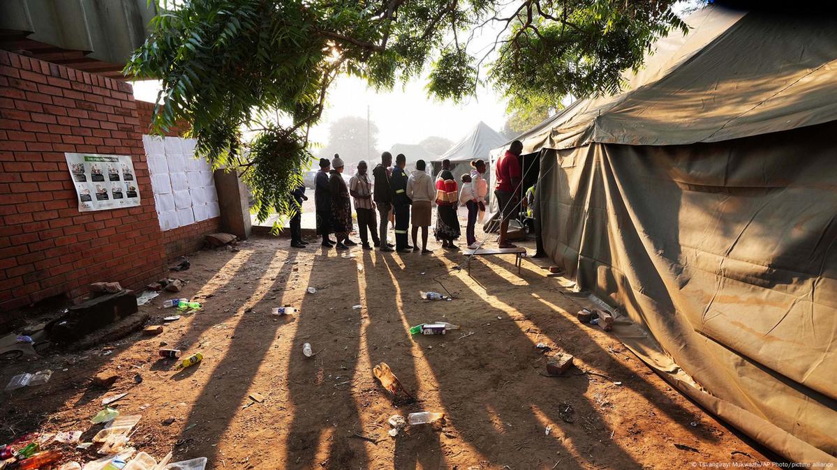 Zimbabwe: Early results trickle in for tense election – DW – 08/25/2023