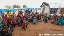 15/08/2023 Women who fled the war in Sudan await the distribution of international aid rations at the Ourang refugee camp, near Adre town in eastern Chad on August 15, 2023. On August 14 the Doctors Without Borders (MSF) medical NGO said that more than 358,000 refugees have arrived in the town of Adre, across Sudan's border with Chad, since the start of Sudan's conflict on April 15. (Photo by Mohaned BELAL / AFP)
