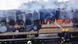 El vagón, completamente calcinado, mientras los bomberos apuntan el chorro de agua de una manguera hacia el interior a través de una de las ventanas. El vagón, completamente calcinado, mientras los bomberos apuntan el chorro de agua de una manguera hacia el interior a través de una de las ventanas.