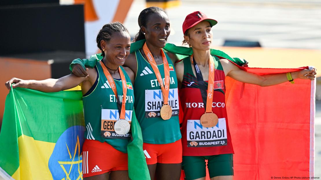 Las deportistas posan con sus respectivas medallas y las banderas de sus países. Las deportistas posan con sus respectivas medallas y las banderas de sus países.