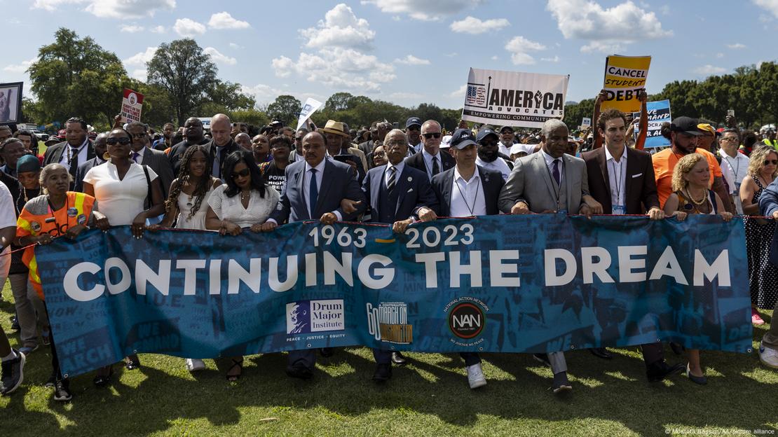 Marcha conmemorativa de los 60 años del discurso de Martin Luther King en Washington. Entre los manifestantes están el reverendo Al Sharpton, Martin Luther King III, su esposa Andrea Waters King, Yolanda Renee King, nieta de 15 años del reverendo Martin Luther King Jr, y el actor Sacha Baron Cohen quienes sostienen una pancarta que reza: "Seguimos soñando". Imagen tomada en Washington el 26 de agosto de 2023.