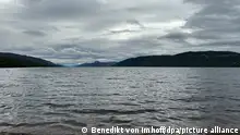 27.08.2023, Großbritannien, Dores: Blick auf den See Loch Ness. In Schottland hat am Samstag die vermutlich größte Suche nach dem Ungeheuer von Loch Ness, genannt Nessie, seit Jahrzehnten begonnen. Foto: Benedikt von Imhoff/dpa +++ dpa-Bildfunk +++