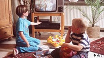 Kinder vor dem Fernseher