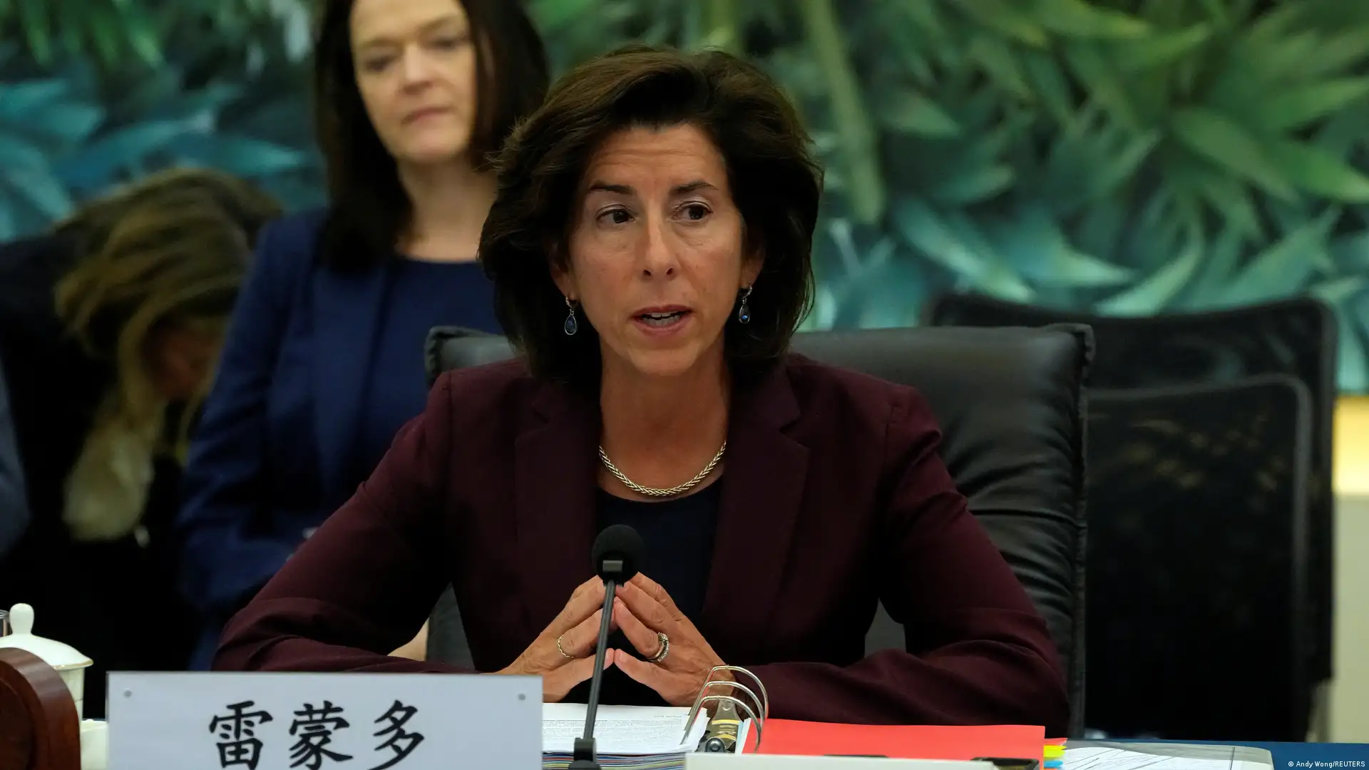 美国商务部长：“我们绝不会让（中国）迎头赶上”