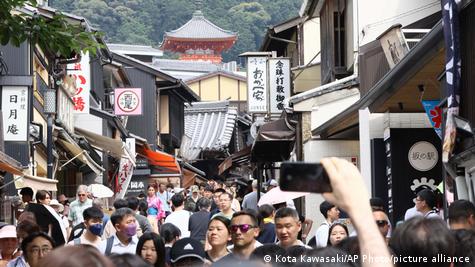 日元贬值 引来大量旅游者进入(资料图片摄于2023年7月京都) 日元贬值 引来大量旅游者进入(资料图片摄于2023年7月京都)