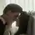 Ein Hochzeitspaar steckt die Köpfe zusammen -  im Film Priscilla verkörpert von Jacob Elordi und Cailee Spaeny 