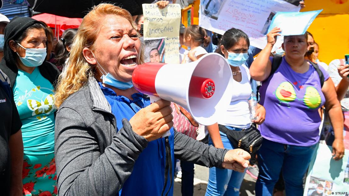 Mujer grita con un megáfono en la mano, junto a otros familiares que marchan exigiendo la liberación personas injustamente detenidas durante el régimen de excepción decretado por el Gobierno salvadoreño para combatir a grupos criminales que aterrorizan al país.