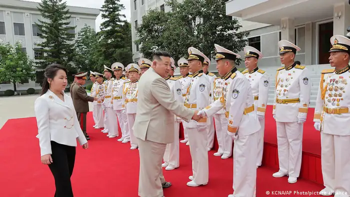 朝中社29日公布这张照片，显示朝鲜领导人金正恩带著女儿视察海军总部。