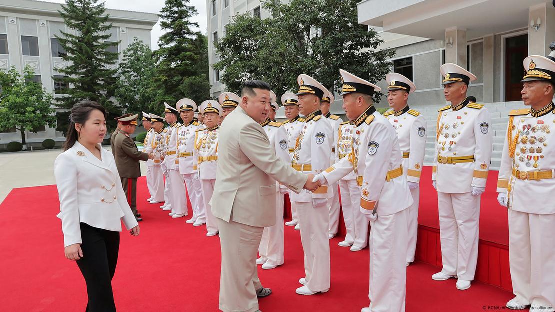Fotos publicadas por el diario oficial Rodong Sinmun mostraron a Kim acompañado de su hija mientras inspeccionaban el comando naval y tomaban fotos con oficiales. Fotos publicadas por el diario oficial Rodong Sinmun mostraron a Kim acompañado de su hija mientras inspeccionaban el comando naval y tomaban fotos con oficiales.