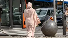 مساعي حظر العباءة في المدارس.. هل تحذو دول أخرى حذو فرنسا؟