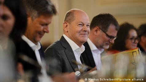Olaf Scholz në tryezë ministrat e tij - Vetëm çdo i katërti votues është i kënaqur me punën e kancelarit gjerman