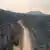 Paisagem aerea de estrada de terra através de floresta totalmente queimada