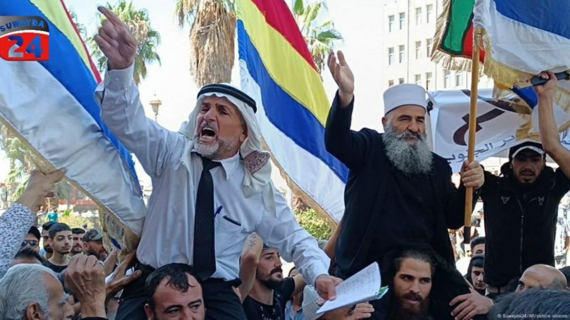شهدت مدينة السويداء مظاهرات ضخمة مناهضة لنظام الأسد احتجاجاً على تدهور الأوضاع الاقتصادية عقب قرار السلطات رفع الدعم عن الوقود. (27/8/2023) شهدت مدينة السويداء مظاهرات ضخمة مناهضة لنظام الأسد احتجاجاً على تدهور الأوضاع الاقتصادية عقب قرار السلطات رفع الدعم عن الوقود. (27/8/2023)