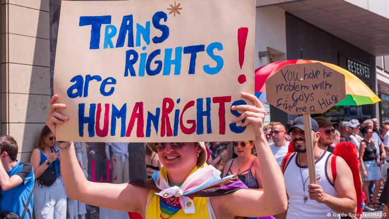 Kampanye Hitam Terhadap Komunitas LGBTQ di Eropa – DW – 05.09.2023