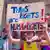 "Transrechte sind Menschenrechte" - Mensch hält Plakat mit dieser Botschaft hoch 