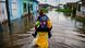 Una mujer es llevada en andas por otra en medio de una calle inundada en el área de Batabano, provincia de Mayabeque, Cuba. Una mujer es llevada en andas por otra en medio de una calle inundada en el área de Batabano, provincia de Mayabeque, Cuba.