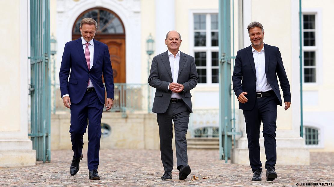 El ministro de Finanzas, Christian Lindner (izq.), del FDP; el canciller Olaf Scholz (centro), del SPD, y el ministro de Economía y del Clima, Robert Habeck (der.), de Los Verdes.