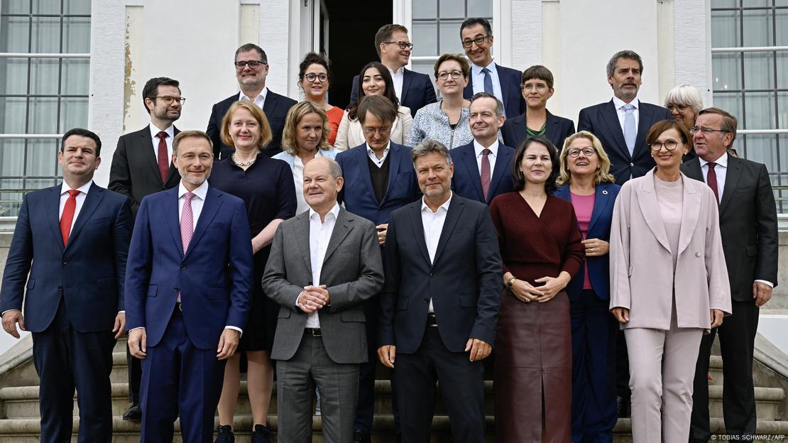 Deutschland Bundesregierung Schloss Meseberg. Kanzler Olaf Scholz hat sich mit seinen Ministerinnen und Ministern vor der Rückseite des Schlosses Meseberg für ein Gruppenfoto aufgestellt. Sie stehen in vier Reihen auf den Treppenstufen neben- und hintereinander. 