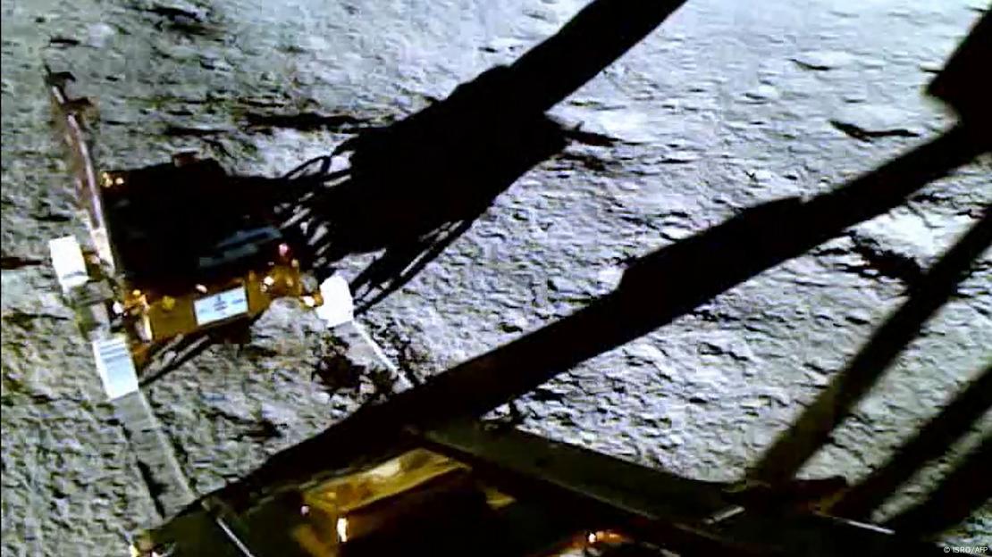 El rover Chandrayaan-3 maniobrando desde el módulo de aterrizaje lunar hasta la superficie de la Luna. El rover Chandrayaan-3 maniobrando desde el módulo de aterrizaje lunar hasta la superficie de la Luna.