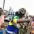 Un Gabonais en joie embrassant un soldat de la Garde Républicaine. 