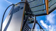 E-Tankstelle auf dem Gelände der ehemaligen Zeche Lohberg in Dinslaken, 4 300-KW-Schnellladesäulen, vom Anbieter Fastned, der Ladestrom stammt aus erneuerbaren Energien, ein Teil davon aus dem Photovoltaik-Dach der E-Tanke, NRW, Deutschland