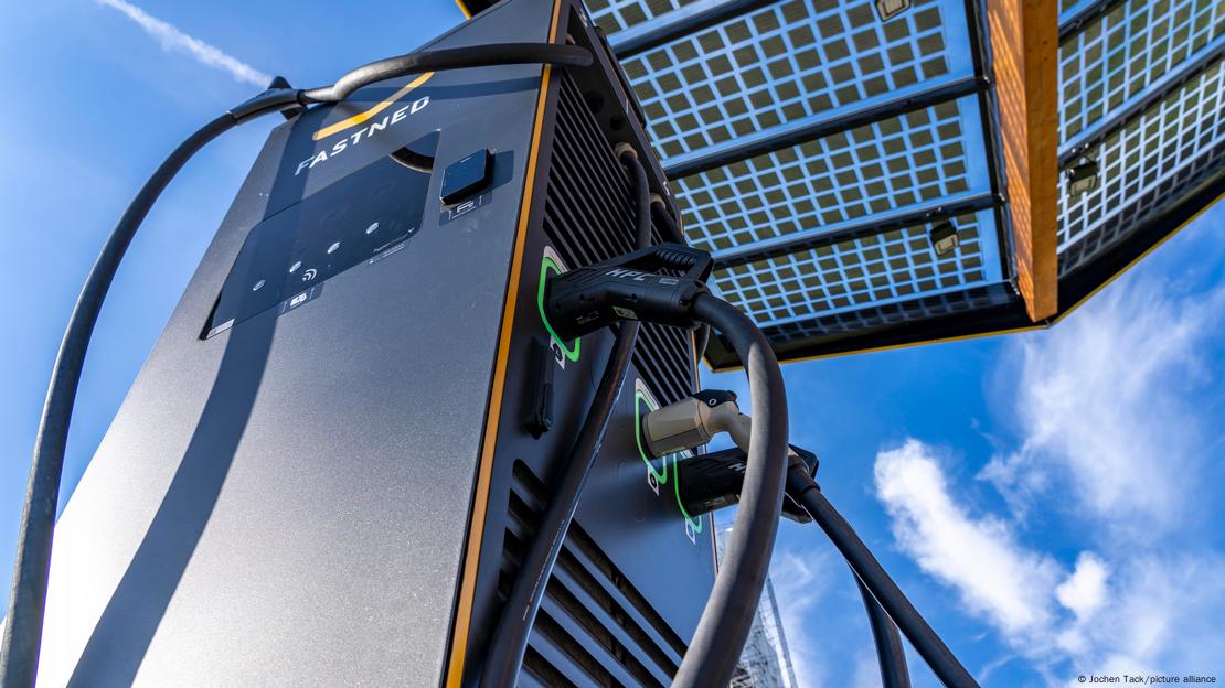 Σταθμός ανεφοδιασμού με ηλιακό πάνελ στο Ντίνσλακεν της Γερμανίας  Σταθμός ανεφοδιασμού με ηλιακό πάνελ στο Ντίνσλακεν της Γερμανίας