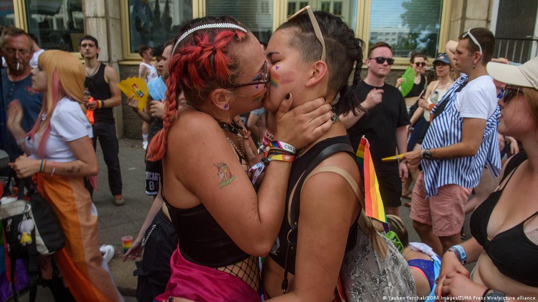 Δύο κοπέλες φιλιούνται σε εκδήλωση της ΛΟΑΤΚΙ κοινότητας στη Γερμανία
