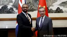 30.08.2023+++ British Foreign Secretary James Cleverly and Chinese Foreign Minister Wang Yi shake hands before a meeting at the Diaoyutai State Guesthouse in Beijing, China August 30, 2023. REUTERS/Florence Lo/Pool