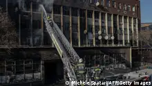 31.08.2023
Firefighters extiguish a fire in a building in Johannesburg on August 31, 2023. At least 20 people have died and more than 40 were injured in a fire that engulfed a five-storey building in central Johannesburg on August 31, 2023, the South African city's emergency services said. (Photo by Michele Spatari / AFP) (Photo by MICHELE SPATARI/AFP via Getty Images)