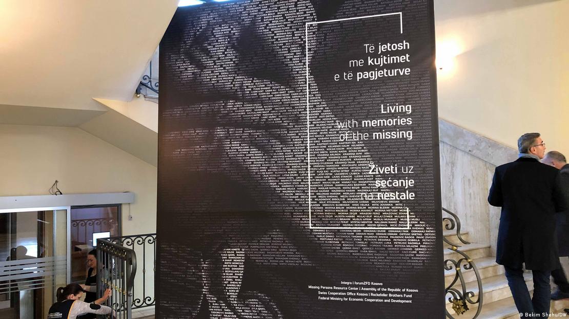 Голем црно-бел плакат на скалила во зграда посветен на споменот на исчезнатите лица во војната во Косово