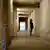 Silhueta de mulher de pé em corredor despojado