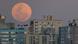 Superlua de cor alaranjada sobre prédios da cidade de Porto Alegre Superlua de cor alaranjada sobre prédios da cidade de Porto Alegre