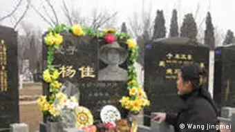 Yang Jias Mutter Wang Jingmei besucht Grab ihres Sohns, Yangjia am seinen Todestag. ein chinesischer Bürger, der am 26. 11. 2008 hingerichtet wurde, weil er in Shanghai sechs Polizisten erstochen hatte. (Er verklagte die Polizei daraufhin erfolglos auf Misshandlung) Datum: 26. 11. 2011 Ort: Beijing Futian Friedhof Fotograf: Wang Jingmei Quelle: Su Yutong (DW Chinesisch)