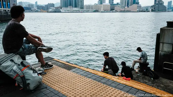 香港捍卫粤语组织“港语学”停运，引发香港广东话保存争议。图为2023年8月31日香港居民在中环码头钓鱼的画面。