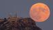 Una "Luna Azul" es vista desde cerca del Templo de Poseidón, cerca de Atenas Una "Luna Azul" es vista desde cerca del Templo de Poseidón, cerca de Atenas