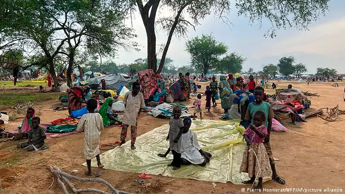 لاجئون سودانيون فروا من الصراع في السودان يجتمعون في مخيم زابوت للاجئين في تشاد (10/7/2023) لاجئون سودانيون فروا من الصراع في السودان يجتمعون في مخيم زابوت للاجئين في تشاد (10/7/2023)