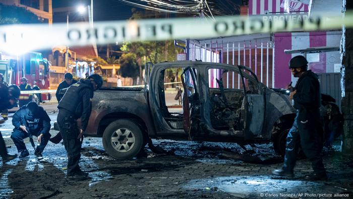 Explosões de carros-bomba e motins em prisões abalam Equador .