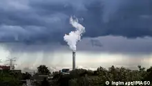 RECORD DATE NOT STATED The power plant smoke with dark raining clouds in the background. Berlin, Germany. *** der Potenz Pflanze Rauch mit dunkle regnend Wolken ɉn der Hintergrund Berlin, Deutschland 3440244