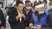 日本首相率内阁大臣大吃福岛海鲜 亲身“带货”