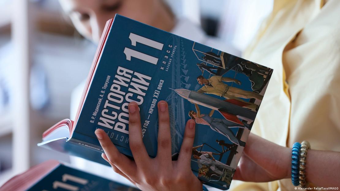 Ученици в Луганск разглеждат новия учебник по история за 11 клас