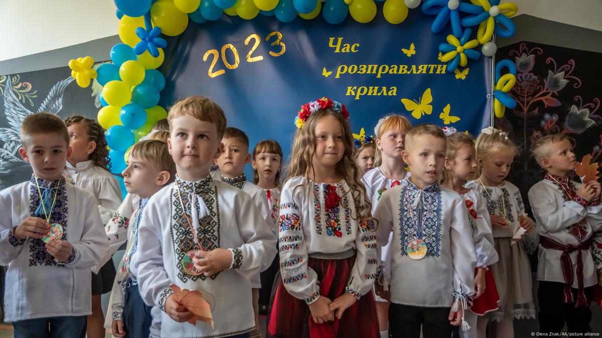 Вітаю, школо: як навчаються українські діти в умовах війни – DW – 01.09 ...
